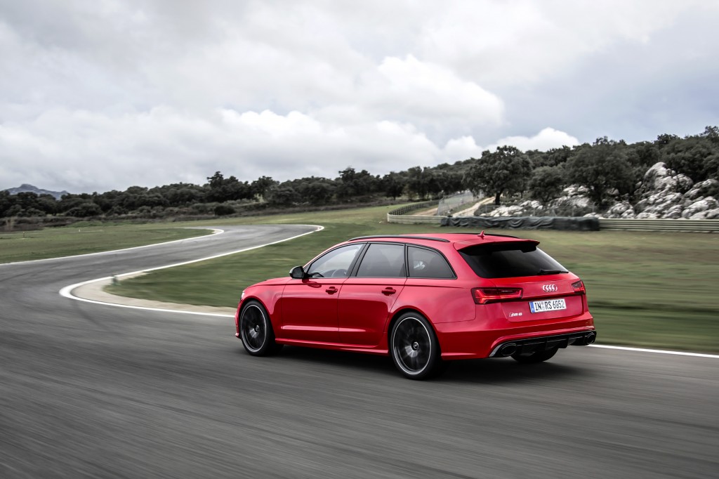 Audi RS 6 Avant    Fahraufnahme    Farbe: Misanorot    Verbrauchsangaben Audi RS 6 Avant 4.0 TFSI quattro:Kraftstoffverbrauch kombiniert in l/100 km: 9,6;CO2-Emission kombiniert in g/km: 223