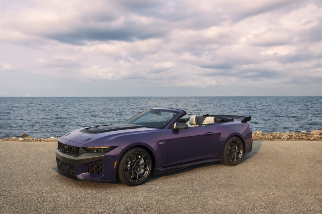 795 hp’lik Ford Mustang Dark Horse SC’nin tavanı açıldı