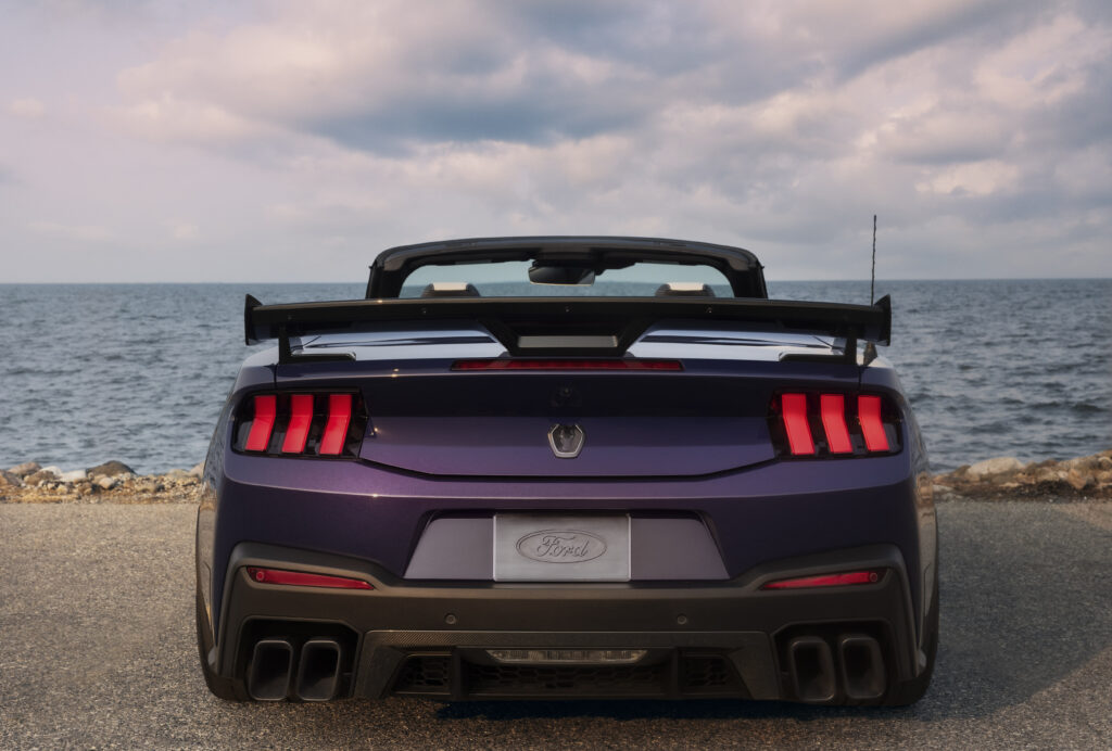 795 hp’lik Ford Mustang Dark Horse SC’nin tavanı açıldı