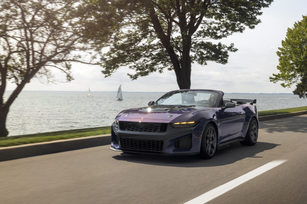 Ford, yüksek performanslı Mustang ailesine 2027 model Dark Horse SC Convertible versiyonunu ekledi.