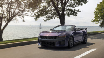 Ford, yüksek performanslı Mustang ailesine 2027 model Dark Horse SC Convertible versiyonunu ekledi.