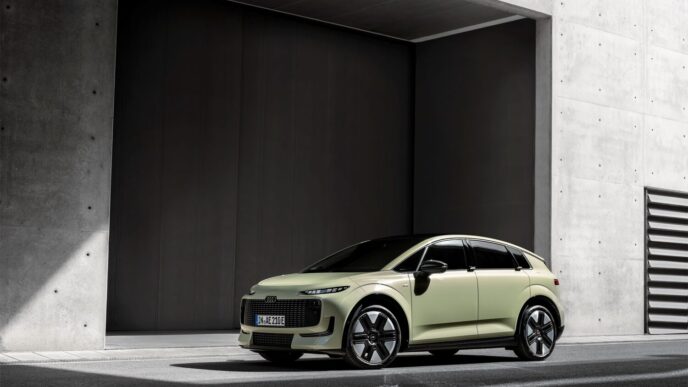 Audi A2 e-tron'un önden görünümü, Pistachio yeşili gövde rengiyle