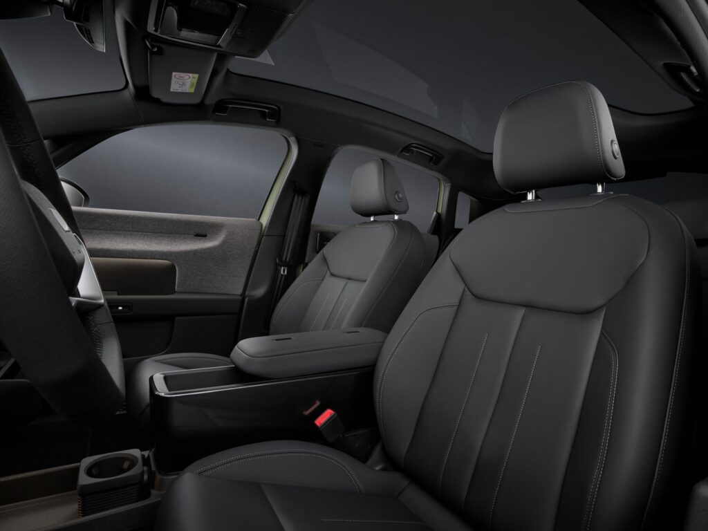 Audi A2 e-tron ön koltukları ve Fidlock sabitleme sistemli orta konsolu