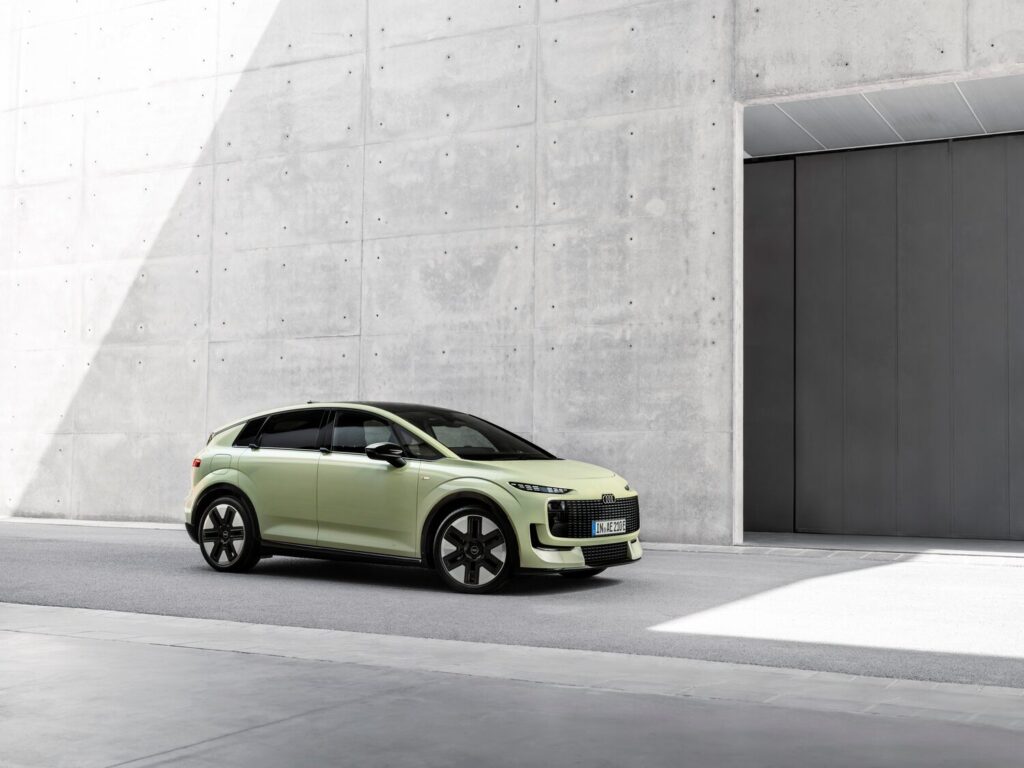 Audi A2 e-tron Pistachio yeşili gövde rengi ve aerodinamik jantlarıyla