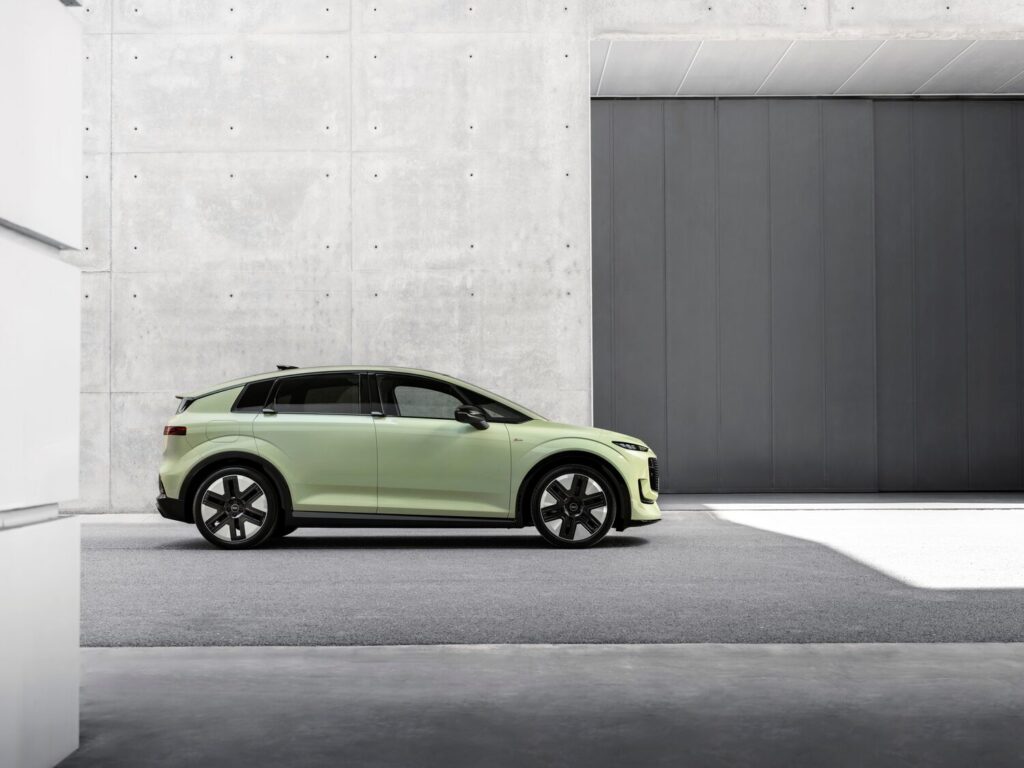 Audi A2 e-tron'un yandan görünümü ve alçalan tavan çizgisi