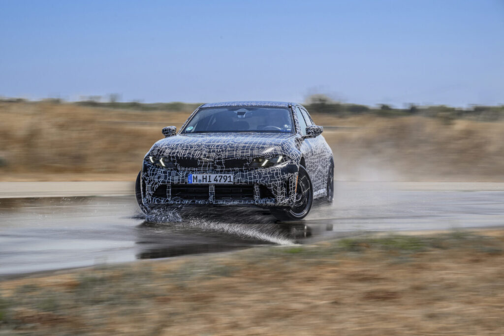 BMW M350 xDrive prototipi ıslak zeminde drift yaparken