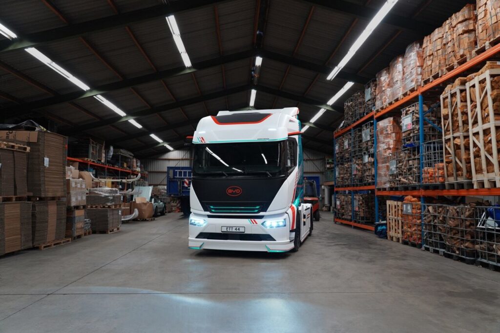 BYD ETT 44 elektrikli çekici depoda önden görünüm