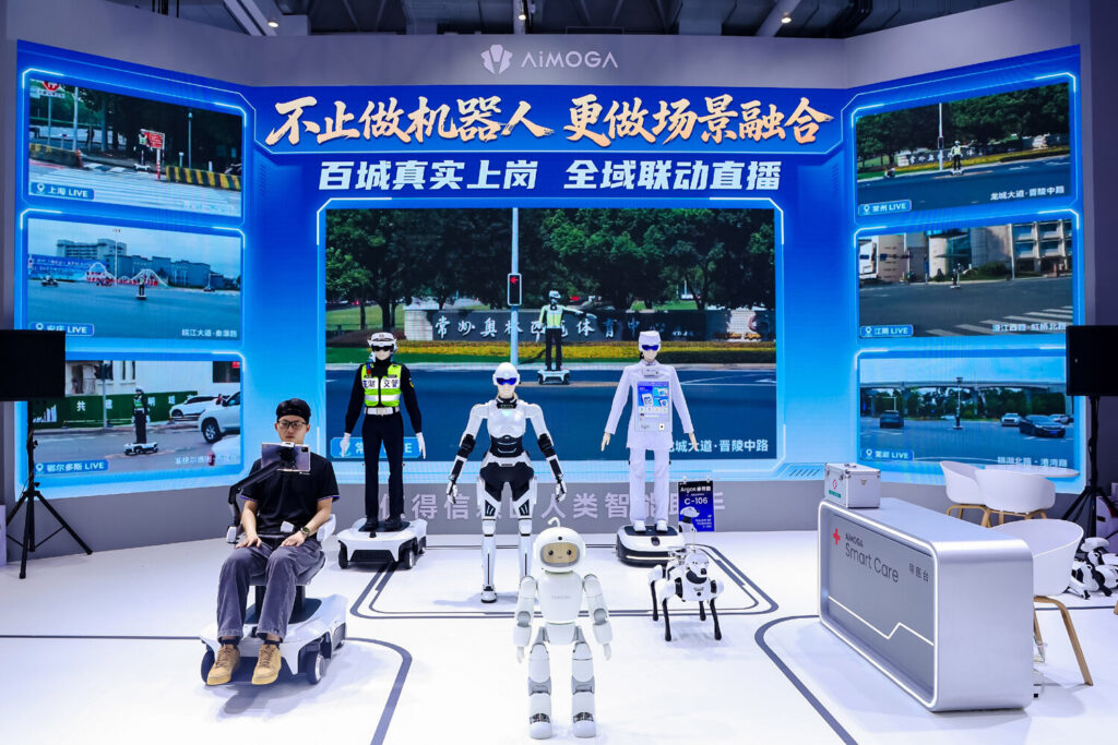 AiMOGA'nın akıllı trafik robotları ve insansı robotları World Robot Conference 2026 standında
