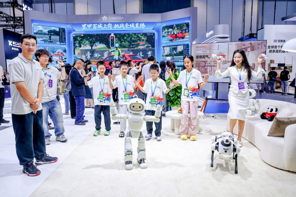 Mobo robotu, World Robot Conference 2026'da çocuklarla etkileşime giriyor