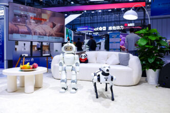 Chery AiMOGA'nın Mobo robotu ve dört ayaklı Argos robotu ev ortamında