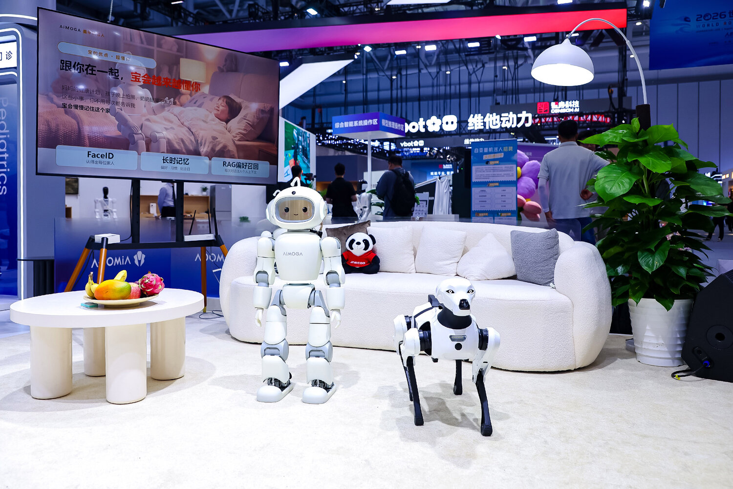 Chery AiMOGA'nın Mobo robotu ve dört ayaklı Argos robotu ev ortamında