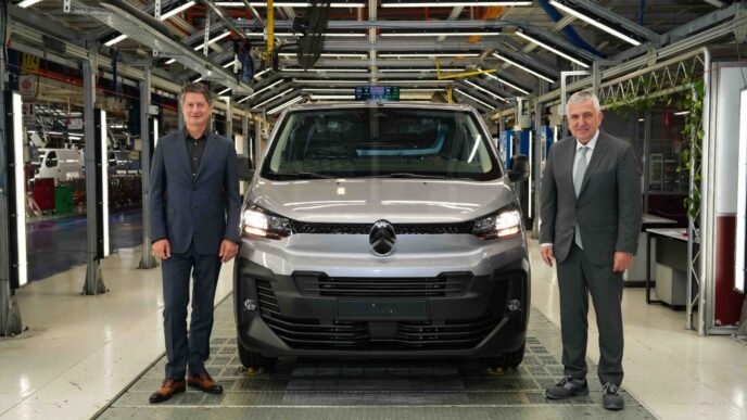 Citroën CEO’su Xavier Chardon ve Tofaş CEO’su Cengiz Eroldu Bursa Fabrikası üretim hattında
