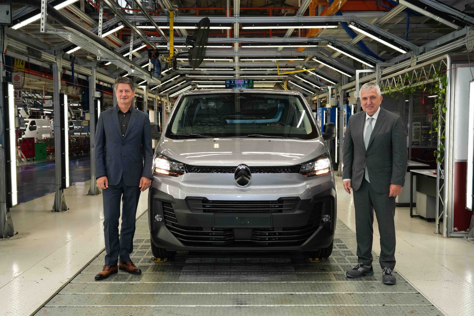 Citroën CEO’su Xavier Chardon ve Tofaş CEO’su Cengiz Eroldu Bursa Fabrikası üretim hattında