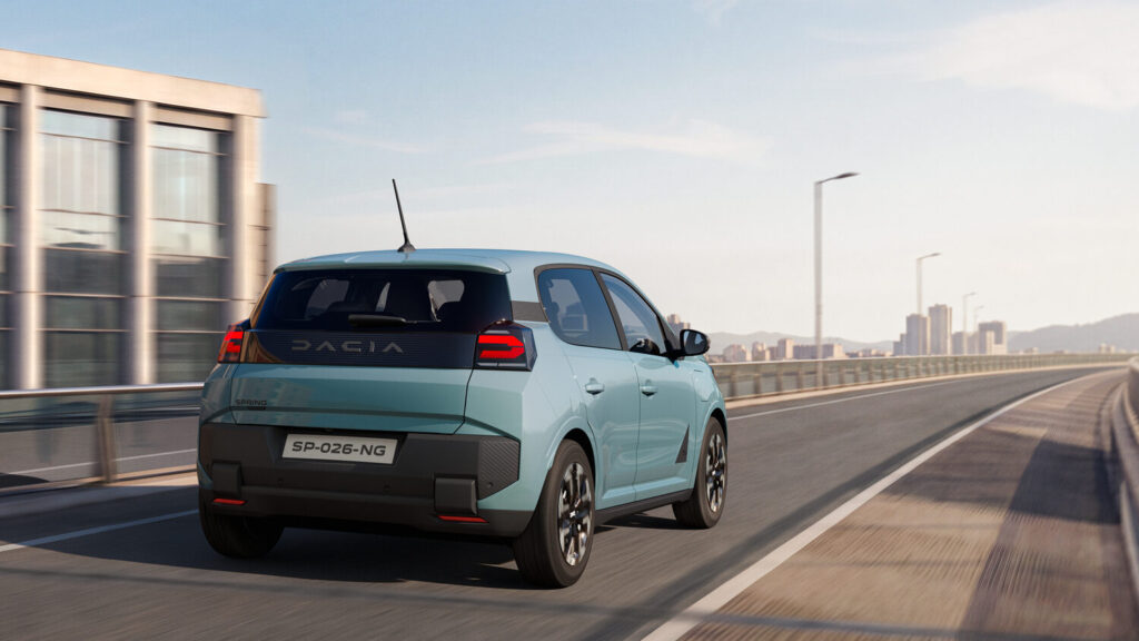 Yeni Dacia Spring'in arkadan görünümü ve Dacia Link ilhamlı aydınlatma imzası