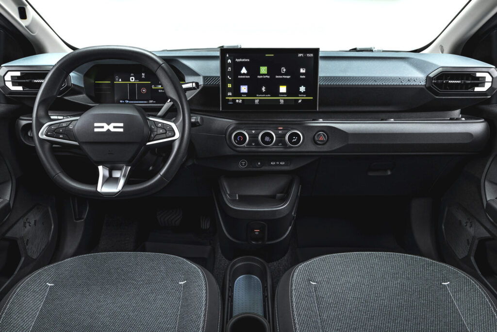 Yeni Dacia Spring iç mekanı, 10,1 inçlik multimedya ekranı ve 7 inçlik dijital gösterge