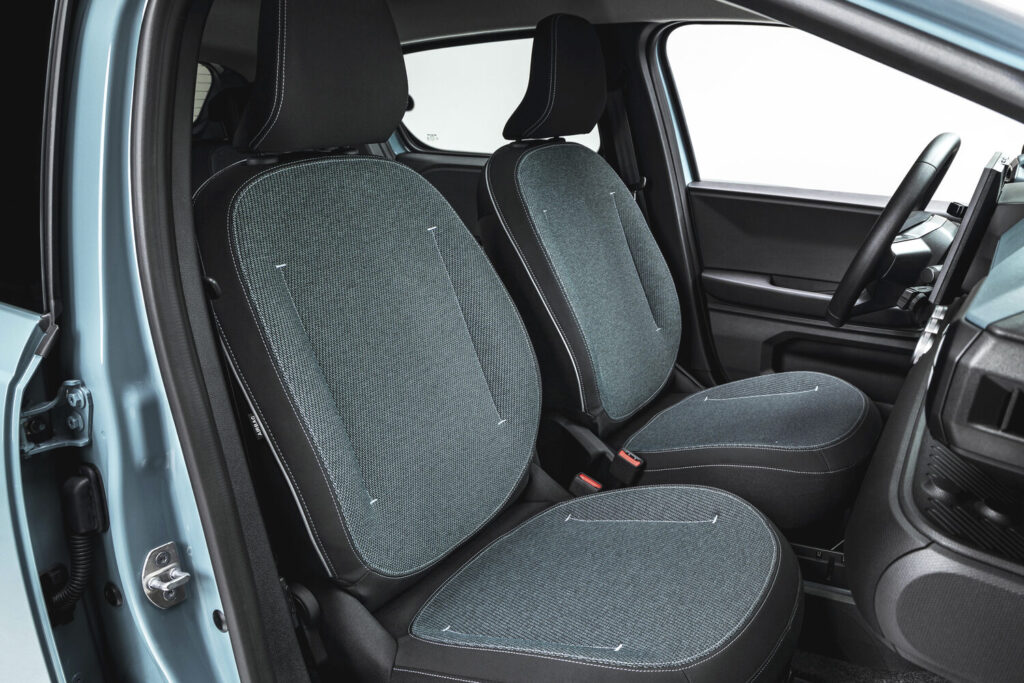 Yeni Dacia Spring'in ön koltukları ve kumaş döşemesi