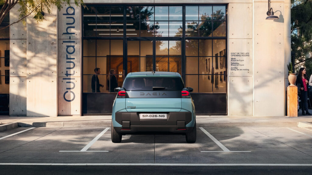 Yeni Dacia Spring park halinde arkadan görünüm