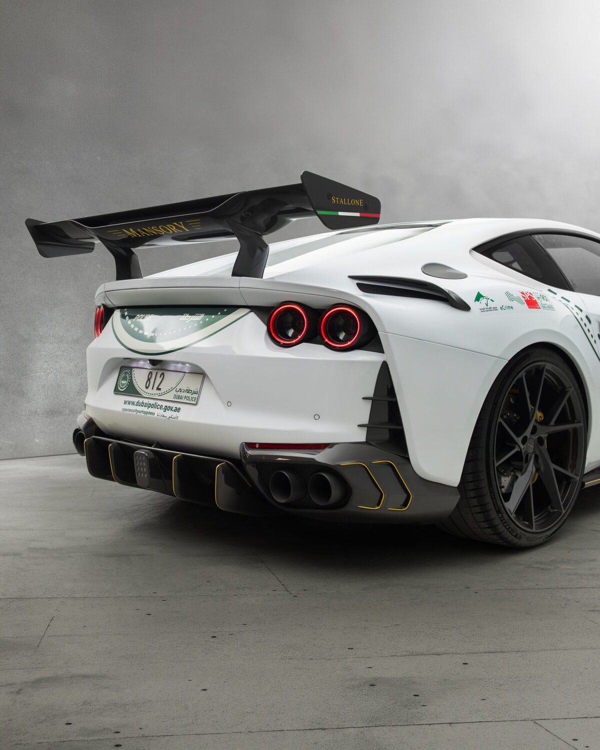 Dubai Polisi Mansory Ferrari 812 Superfast arka üç çeyrek görünüm