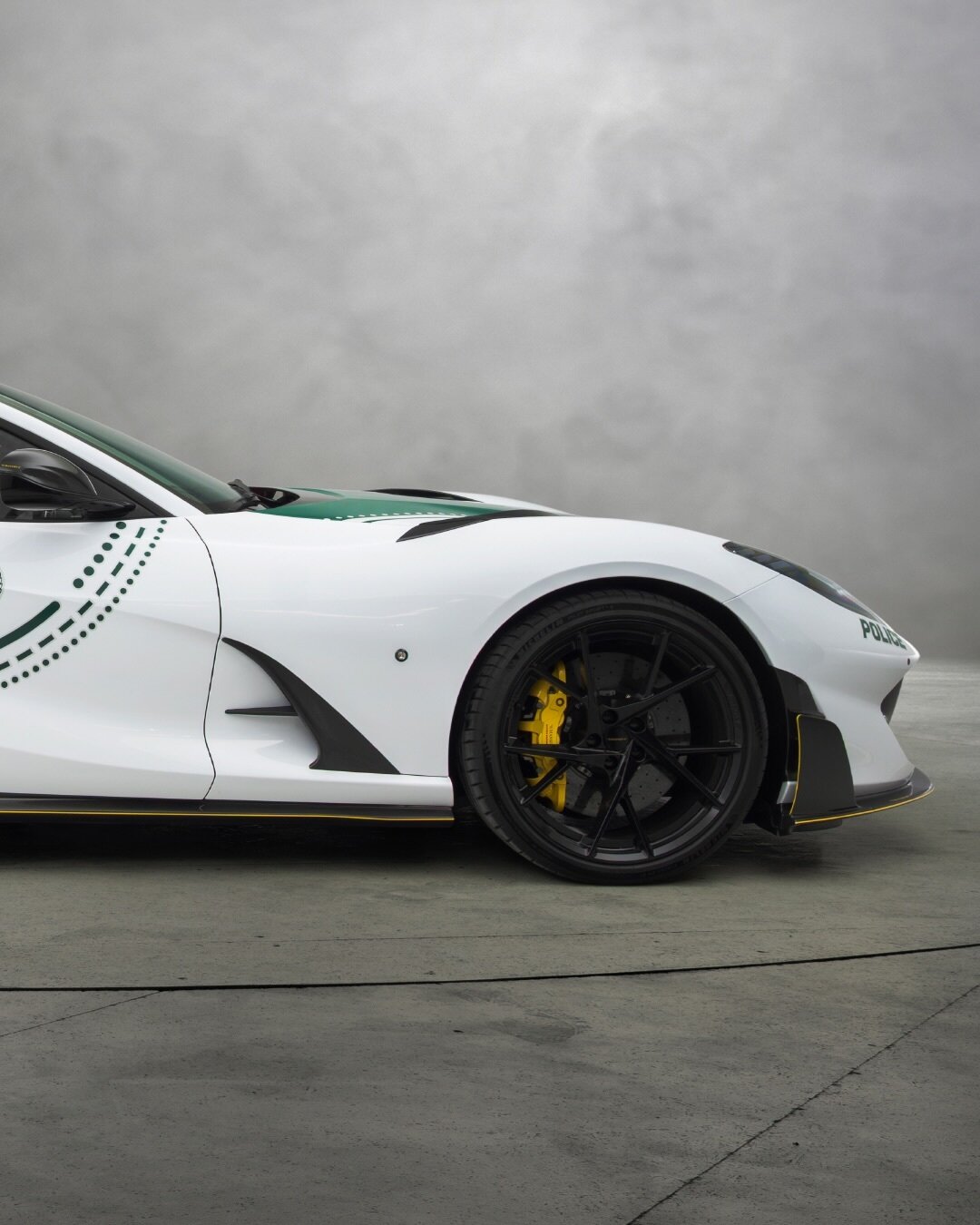 Dubai Polisi Mansory Ferrari 812 Superfast siyah jant ve sarı fren kaliperi detayı