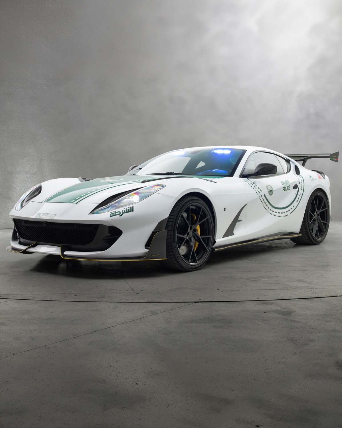 Dubai Polisi Mansory Ferrari 812 Superfast ön yakın çekim detay