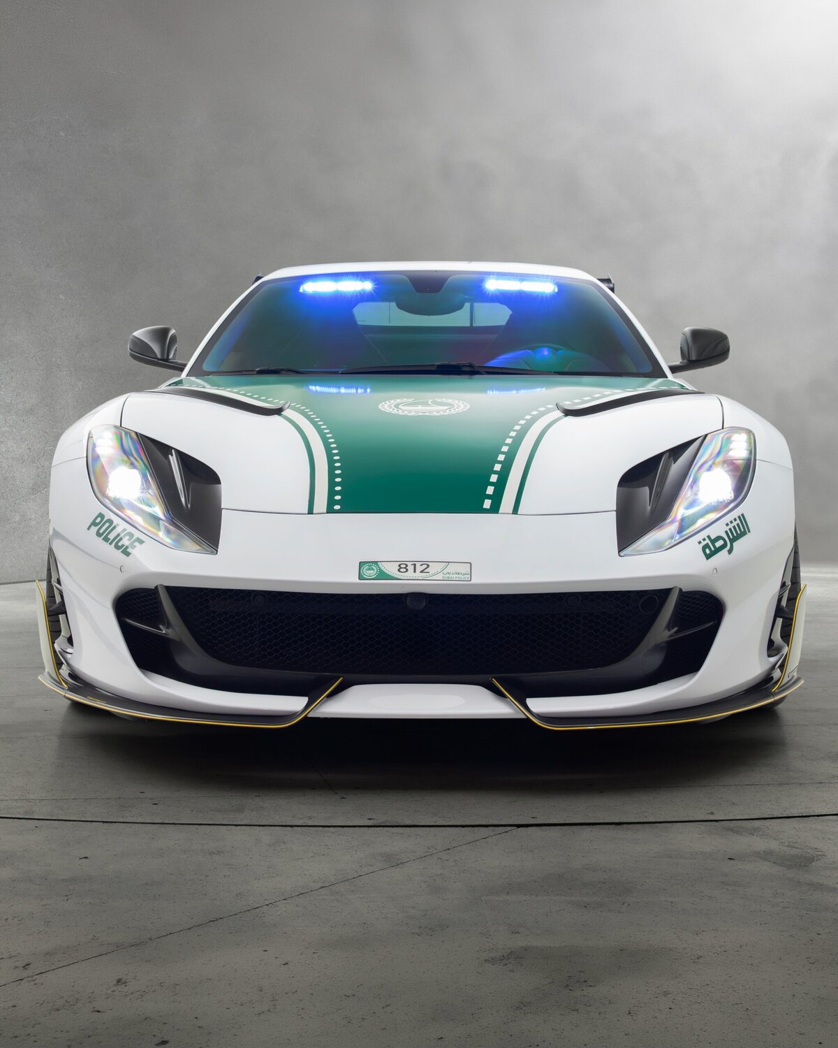 Dubai Polisi Mansory Ferrari 812 Superfast önden düz görünüm ve polis plakası