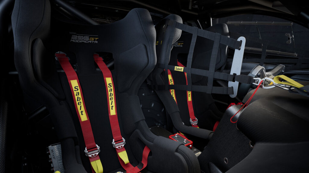 Ferrari 296 GT Modificata yolcu koltuğu ve interkom sistemi