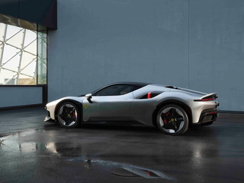 Ferrari CZ26 yandan görünüm