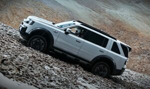 Freelander 8, Tibet'te tırmanış sırasında dik ve gevşek zeminde ilerliyor