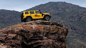 GWM Tank 300 Hooke Trail kayalık tepede yan profil