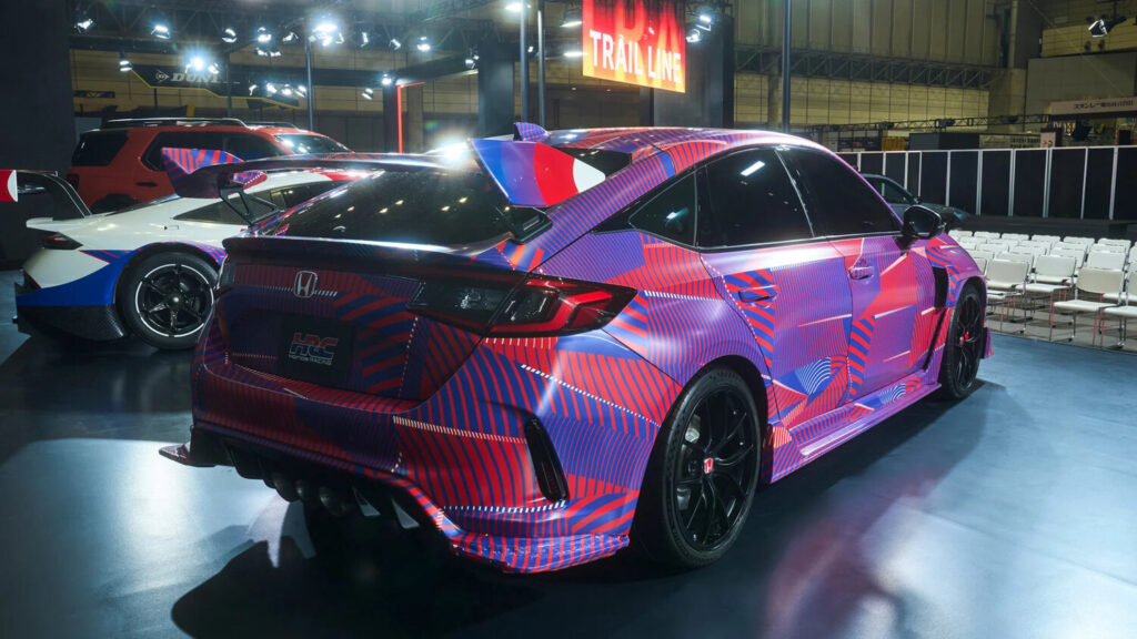 Honda Civic Type R HRC konsepti Tokyo Auto Salon 2026 standında arkadan görünüm