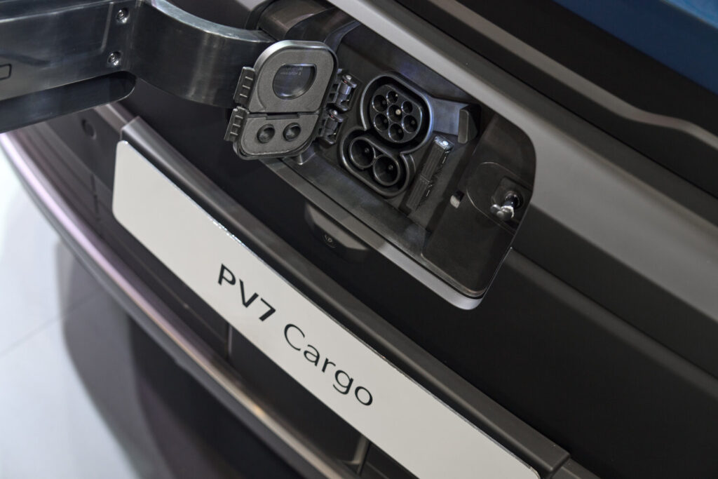 Kia PV7'nin 800V mimarili çift şarj portu detayı