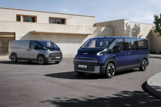 Kia PV7 Cargo ve Passenger elektrikli ticari araç modelleri yan yana