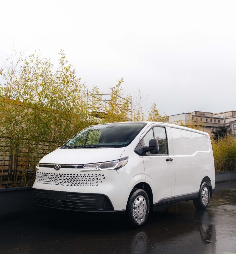 MAXUS DELIVER 7 L1H1 panelvanın yandan görünümü, 6,3 m³ yükleme hacmiyle şehir içi kullanıma uygun