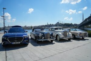 Yeni Mercedes-Benz S-Serisi klasik Mercedes-Benz modelleriyle Galata'da bir arada