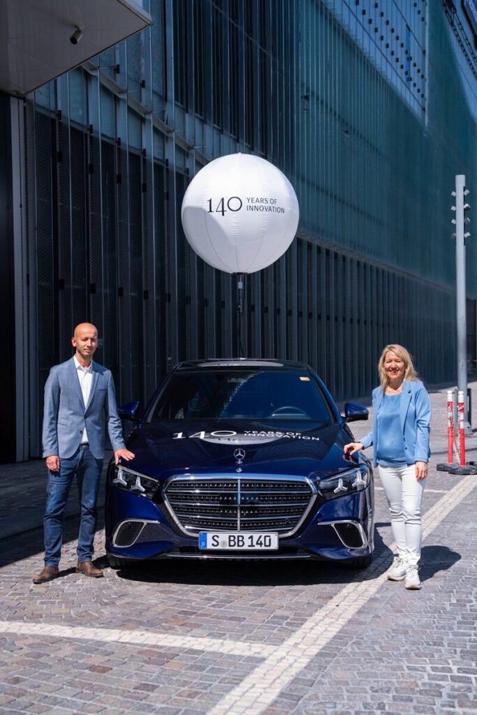 Mercedes-Benz Türk yöneticileri Şenol Bayrak ve Nadine Adam Yeni S-Serisi önünde