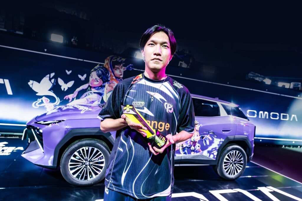 VCT EMEA finalinde Grand Finals MVP ödülünü kazanan Dastan 'dos9' Zhumagali, OMODA 4 Cyber Mecha önünde