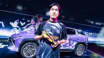 VCT EMEA finalinde Grand Finals MVP ödülünü kazanan Dastan 'dos9' Zhumagali, OMODA 4 Cyber Mecha önünde