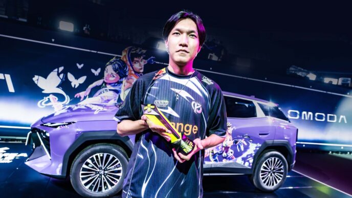 VCT EMEA finalinde Grand Finals MVP ödülünü kazanan Dastan 'dos9' Zhumagali, OMODA 4 Cyber Mecha önünde