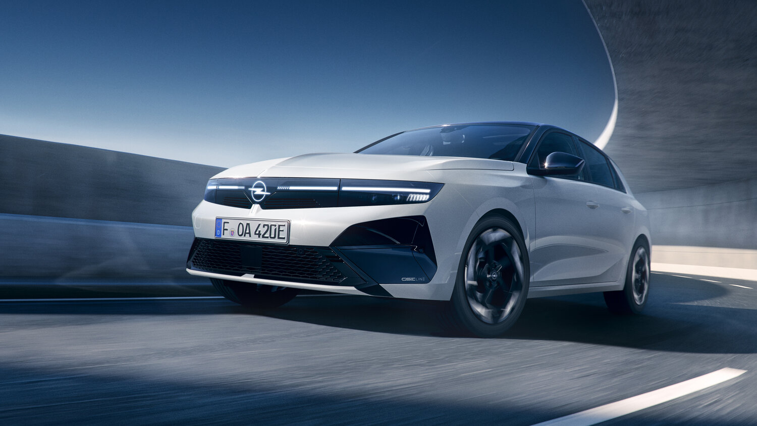 Opel Astra GSE Line arka tasarım GSE Line yazılı stüdyo çekimi