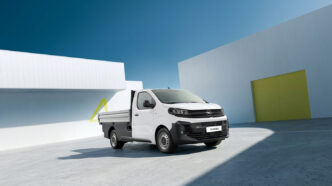Tofaş üretimi Opel Vivaro Kamyonet açık kasasıyla önden görünüm