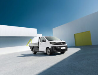 Tofaş üretimi Opel Vivaro Kamyonet açık kasasıyla önden görünüm