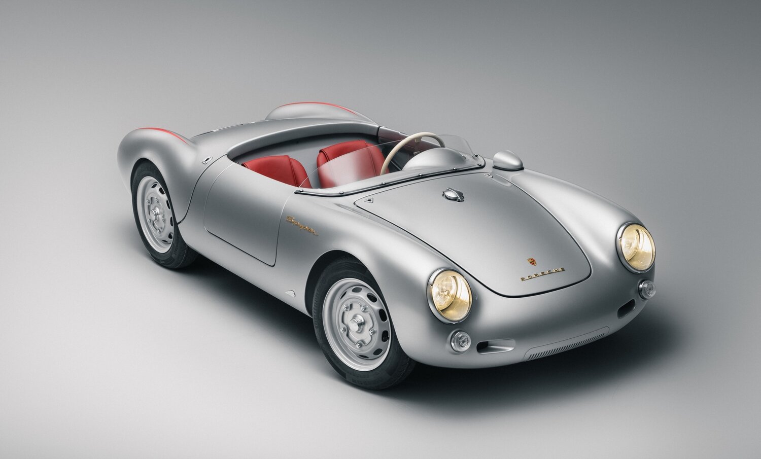 Porsche 550J gümüş renkli versiyon arkadan görünüm