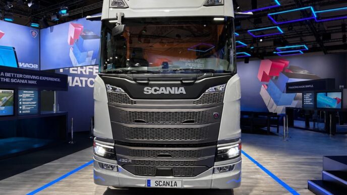Scania SUPER A4x2NB 430R önden görünüm