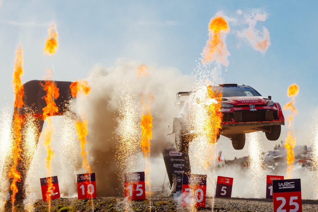 Toyota GR Yaris Rally1 Şili Rallisi'nde havada sıçrarken