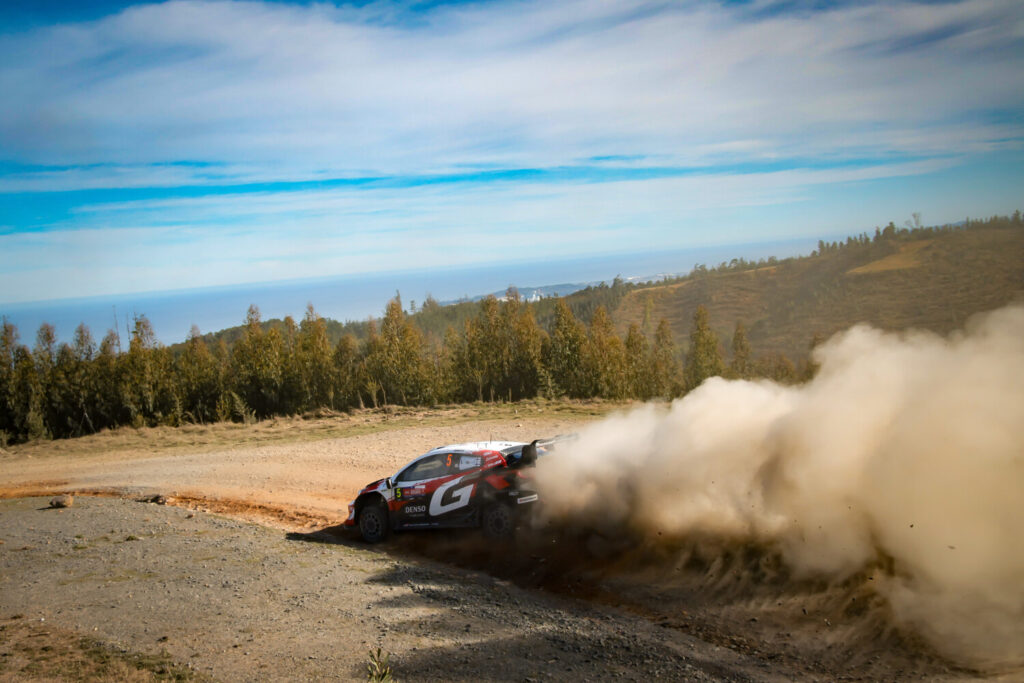 Toyota GR Yaris Rally1 toz bulutu içinde viraj alırken