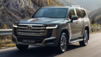 Toyota Land Cruiser 300 hibritin önden görünümü