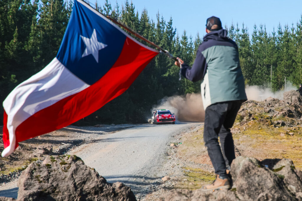 Şili bayrağı sallayan taraftar Toyota WRC aracını izlerken