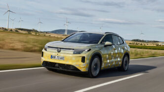 2027 Volkswagen ID. Tiguan kamuflajlı prototipinin ön yan görünümü