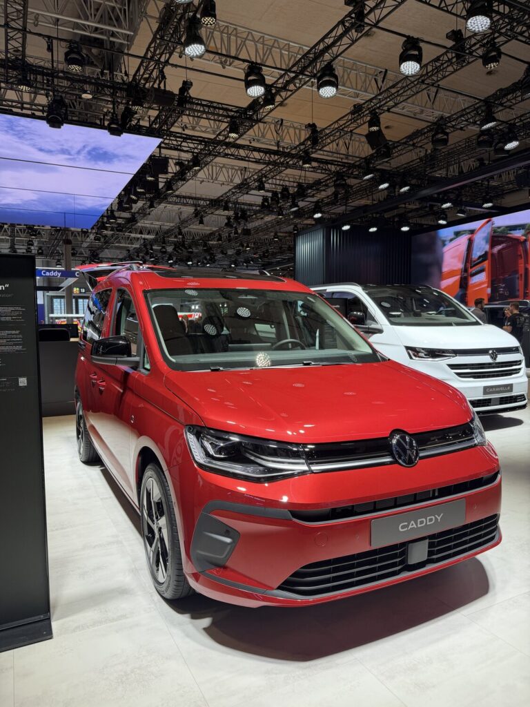 Yeni Caddy'nin yenilenen ön tasarımı ve CADDY yazılı plakası