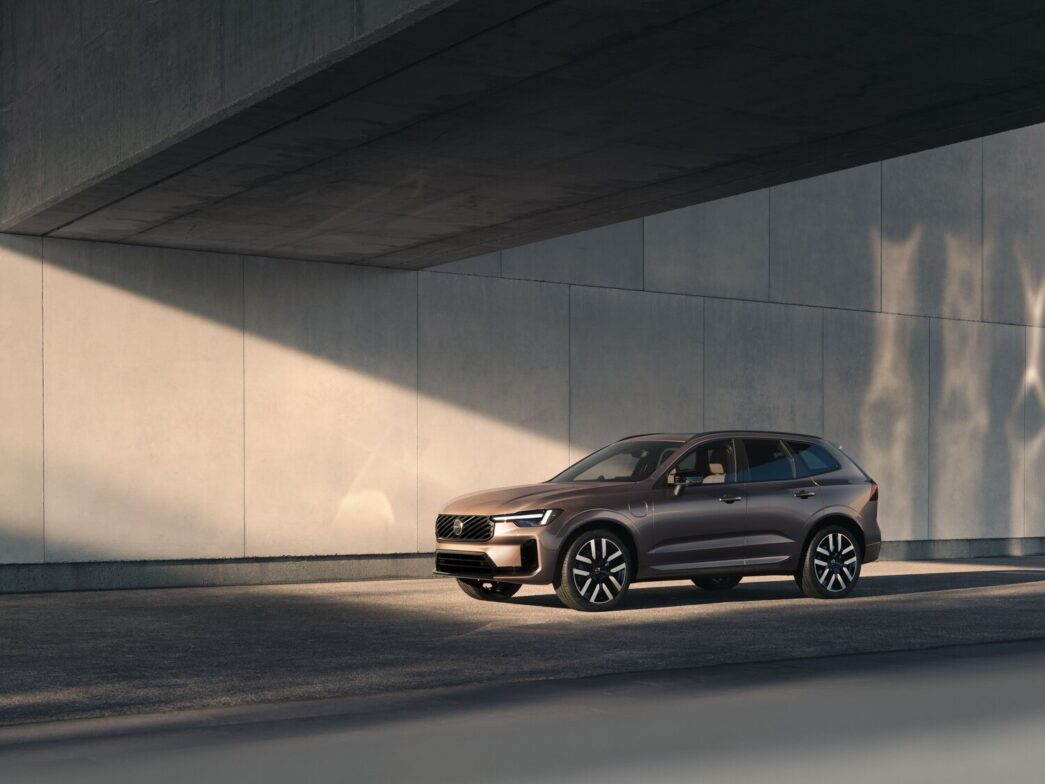 Yeni Volvo XC60 uzun menzilli plug-in hibrit modeli yol kenarında